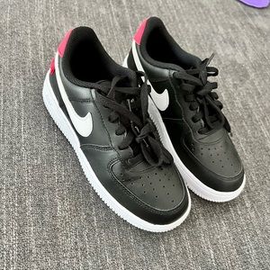 ✨✨NIKE Air Force 1 WW (GS) Worldwide Pack - Black Flash Crimson